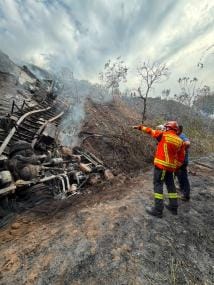 Motorista morre carbonizado após carreta despencar de ribanceira em Cáceres