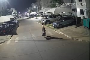 Vídeo mostra mulher levando bebê em sacola e descartando corpo em lixeira de condomínio