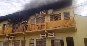 Incêndio destrói quitinetes e mobiliza bombeiros na Avenida General Mello