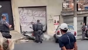Motorista é assaltado e atropela dois suspeitos durante perseguição