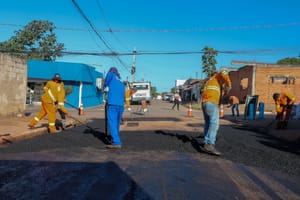 Cristo Rei, Parque do Lago, Jardim Maringá e Costa Verde recebem serviços de tapa-buracos, patrolamento e manutenção de drenagem