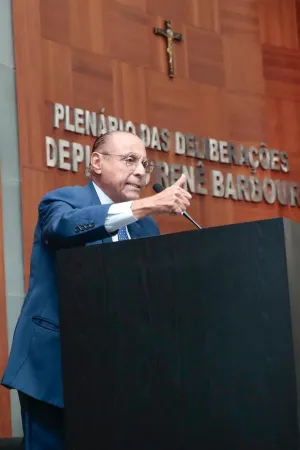 Júlio Campos cobra urgência para operação tapa-buracos em Várzea Grande