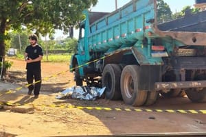 Adolescente de 17 anos morre após bater moto elétrica contra caminhão em MT