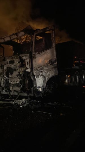 Corpo de Bombeiros controla incêndio em carreta na rodovia MT-320