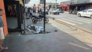Jovem de 18 anos morre após acidente entre motocicleta e carro no bairro Pedra 90