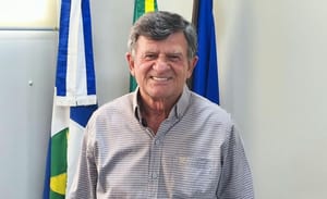 Prefeito de cidade do interior de Mato Gosso é agredido durante adesivaço político