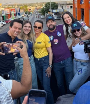 Janaina Riva e Virgínia Mendes deixam rivalidade de lado e participam de carreata juntas