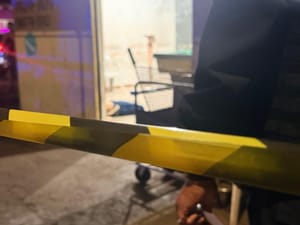 Homem é assassinado a tiros dentro de bar em Várzea Grande; suspeito foge de moto