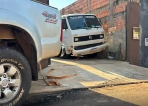 Homem morre prensado entre caminhão e muro da própria casa em MT