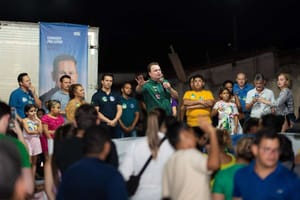 Max Russi reúne multidão e fecha rua no Parque Amperco, em Cuiabá