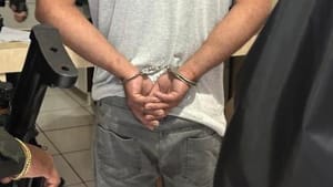 Homem coloca fogo no quintal, dorme e incêndio atinge casa vizinha em MT