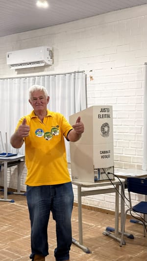 Candidato ao Senado, Galvan vota em escola Estadual
