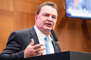 Max vence disputa com Lúdio no final e é o deputado mais votado; Podemos faz 6 cadeiras