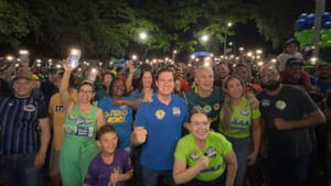 Debaixo de chuva, Faissal e Roveri arrastam multidão em última reunião