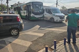 Colisão entre van e ônibus bloqueia cruzamento no Centro de Cuiabá